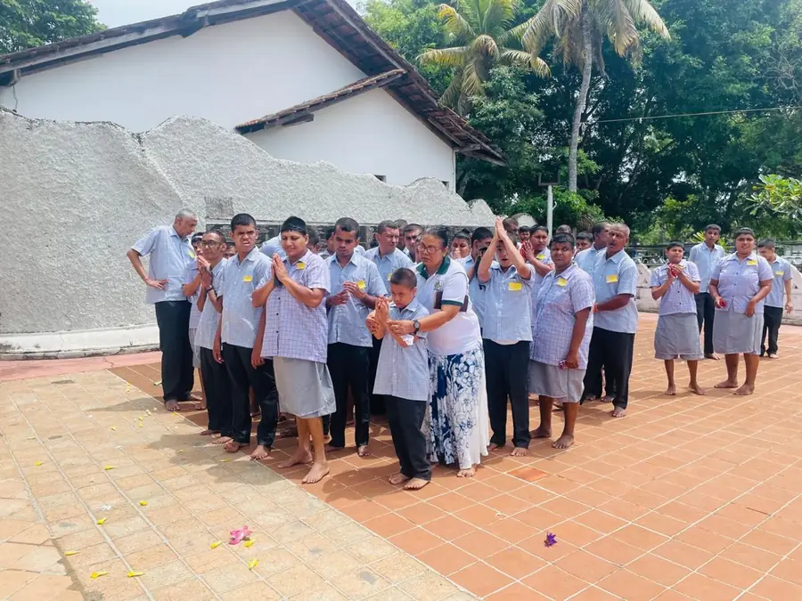 Children in temple prayer